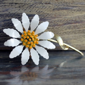 Vintage enamel daisy brooch gold tone Cottagecore jewelry gift Chamomile pin
