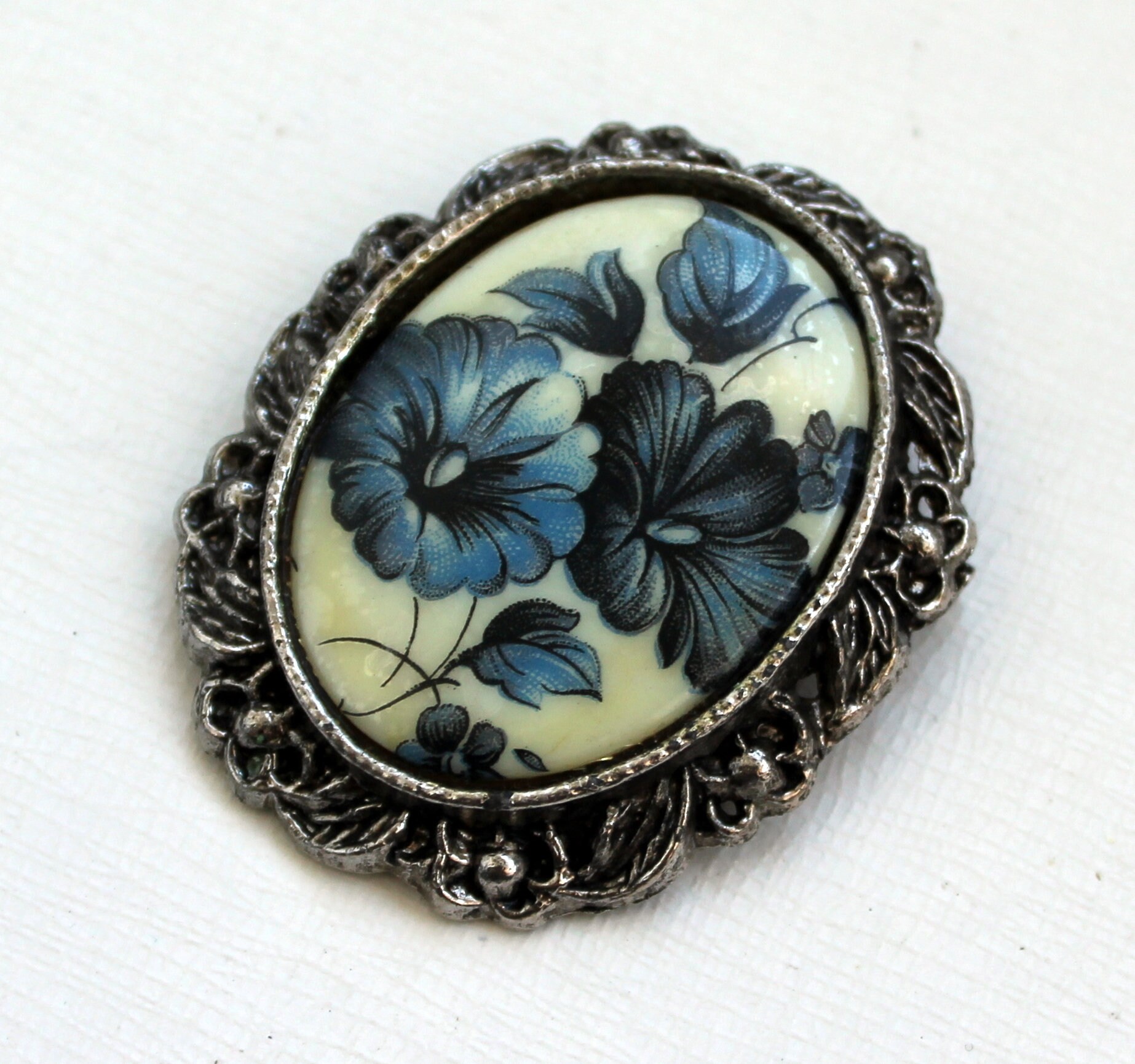 Broche Ancienne Vintage - Fleurs En Porcelaine Bleue Sur Monture Plaquée Or - Occasion Bon état