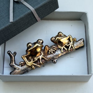 Broche de dos ranas de plata de ley vintage, regalo de joyería Goblincore para amigos, pin de figura animal imagen 8