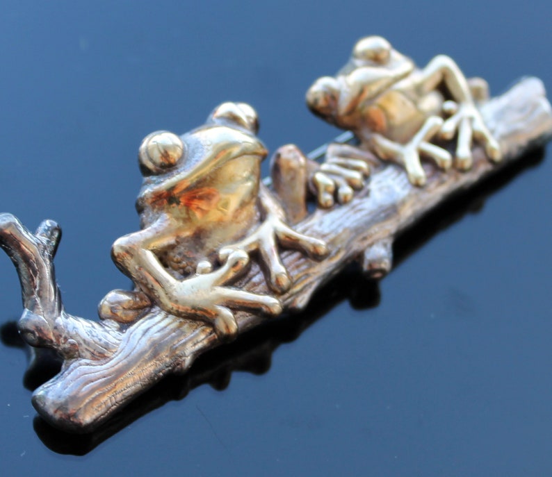 Broche de dos ranas de plata de ley vintage, regalo de joyería Goblincore para amigos, pin de figura animal imagen 1