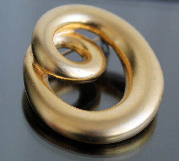 Vintage matte gold swirl brooch Initial brooch Letter O pin Olivia gifts Costume jewelry View 4
