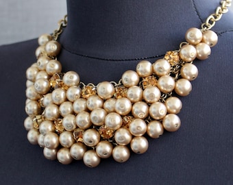 Collar vintage cha cha en tono dorado con perlas melocotón y diamantes de imitación, gargantilla tipo babero, perlas de estética Pearlcore, regalo de aniversario para esposa