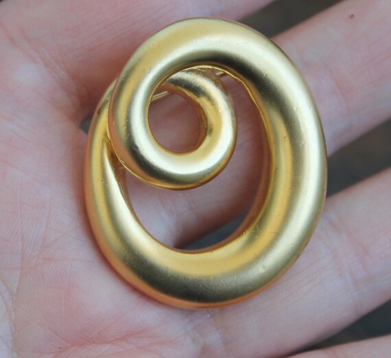 Vintage matte gold swirl brooch Initial brooch Letter O pin Olivia gifts Costume jewelry View 3