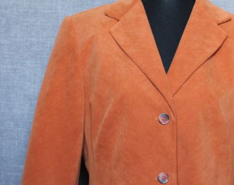 Könnte beinhalten: Ein langärmliger, orangefarbener Cordblazer mit Reverskragen und zwei Knöpfen.