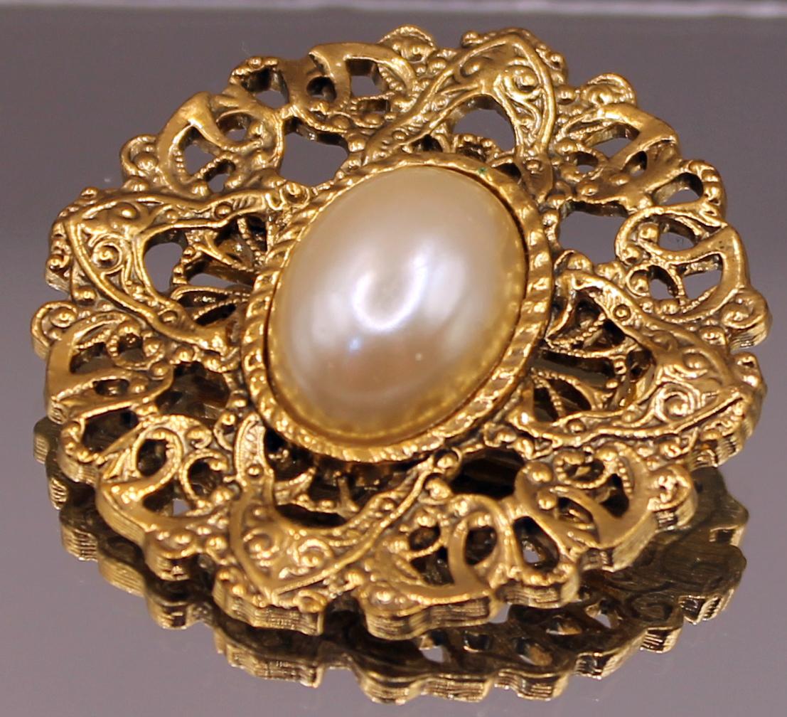 Broche Vintage Ronde Dorée Avec Filigrane Et Perle Argentée - Pièce Ancienne Style Rétro