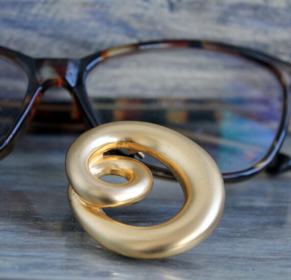 Vintage matte gold swirl brooch Initial brooch Letter O pin Olivia gifts Costume jewelry View 6