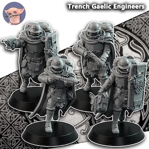 Puede incluir: Cuatro figuras de soldados en miniatura tituladas Trench Gaelic Engineers. Cada figura lleva un casco, una placa de pecho blindada y una capa, portando varias armas y escudos con intrincados diseños de nudos celtas sobre bases circulares negras.