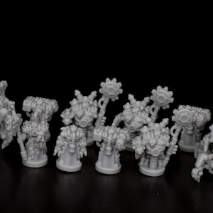 Peut inclure: Un ensemble de dix figurines miniatures en plastique gris de robots steampunk avec des engrenages et des rouages. Les figurines sont debout sur une surface noire.