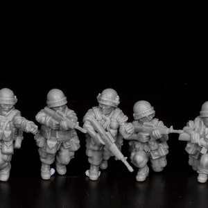 Pode incluir: Um conjunto de oito soldados de brinquedo de plástico cinza, cada um segurando um rifle, em pé em fila sobre uma superfície preta.