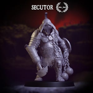 Puede incluir: Figura gris de un gladiador con armadura completa, que incluye un casco con una cruz, protectores de hombros y una falda. El gladiador sostiene un escudo y un mayal con dos bolas con púas. La palabra "SECUTOR" está en la parte superior.