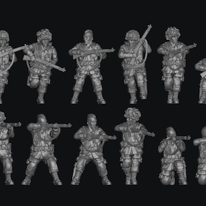 Peut inclure: Un ensemble de 12 soldats de jouet en plastique gris, chacun tenant un fusil, portant un casque et un uniforme. Les soldats sont posés dans différentes positions d'action.