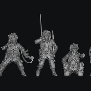 Può includere: Cinque soldatini di plastica grigi che indossano uniformi militari e elmetti. I soldati tengono fucili e altre armi.