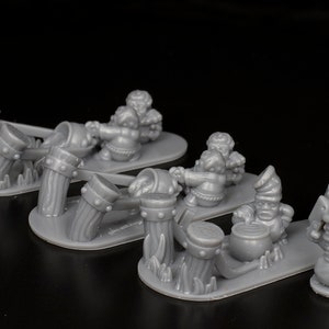 Può includere: Quattro figurine di goblin in plastica grigia, ognuna con una posa diversa e che tiene un oggetto diverso. I goblin sono in piedi su una base in plastica grigia.