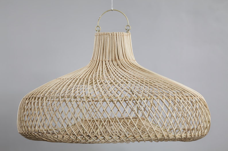 Rattan pendant light, bamboo pendant light, bamboo lamp, bamboo rattan light, rattan light, rattan chandelier, wicker pendant light. Luminaire seul