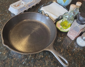 Vintage omärkt Lodge #10 stekpanna med 3 skåror – fräst yta SITTER PLAT