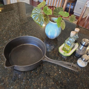 Op de afbeelding: Een set van drie keramische mokken met een gespikkelde, matte afwerking. Elke mok heeft een andere kleur: lichtblauw, crème en grijs. De mokken hebben een eenvoudig, modern ontwerp met een afgeronde vorm en een comfortabele handgreep.