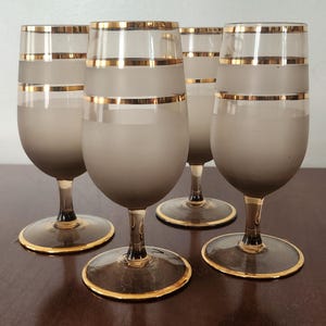 Bohemia Czeck Crystal Cordial Gläser 4er Set, Rauchquarz, Dreifach Gold gebänderte Mid-Century Barware, Stemware, Cordial/Aperitif Gläser