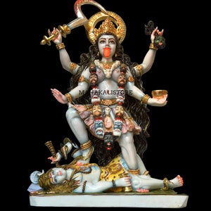 Kali staande op Lord Shiva standbeeld godin MahaKali sculptuur handgemaakte cultuur marmeren hindoeïstische god godheid beeldje