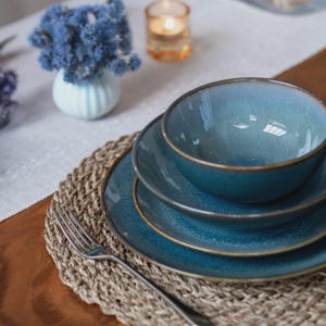 Stavanger Geschirrset aus Steingut mit blauer Reaktivglasur – Scandi Home Geschirr