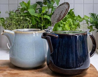 Teiera con smalto reattivo da 1 litro – Blu uovo di anatra o blu navy / Scandi Home Bergen