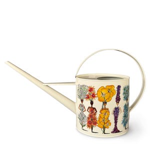 Peut inclure: Arrosoir en métal blanc avec un motif floral représentant des femmes portant des robes de fleurs. L'arrosoir a un long bec et une poignée.