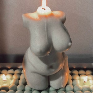 Vela de torso femenino desnudo de talla grande con curvas