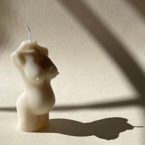 Kaars zwanger naakt vrouwelijk torso