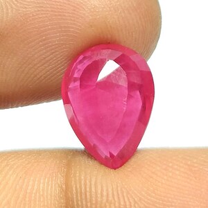 In het lab gekweekte peer geslepen rode robijn imitatie: 5,60 karaat edelsteen (13 x 10 x 5 mm)