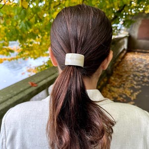 Elastico per coda di cavallo in acrilico minimalista, elegante coda di cavallo color osso con motivo marmorizzato, elastico per capelli, elastico per coda di cavallo, elastico per capelli