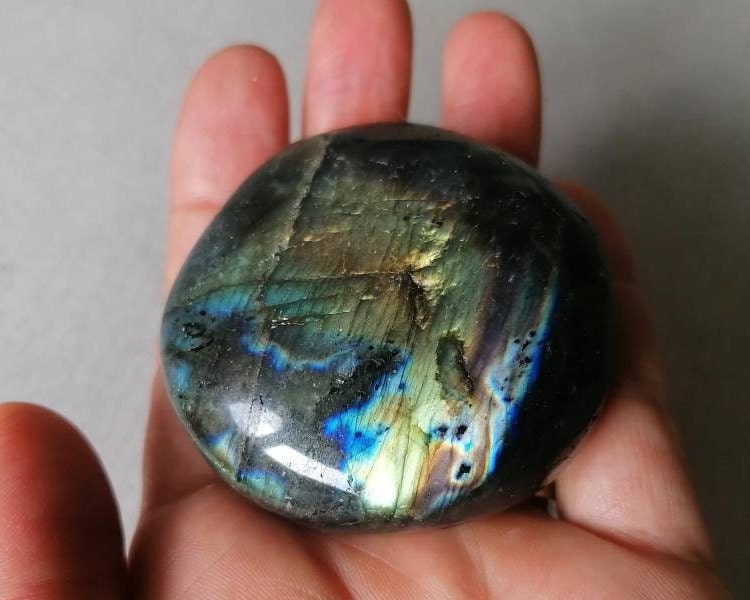 Magnifique Galet de Labradorite 159 G N2