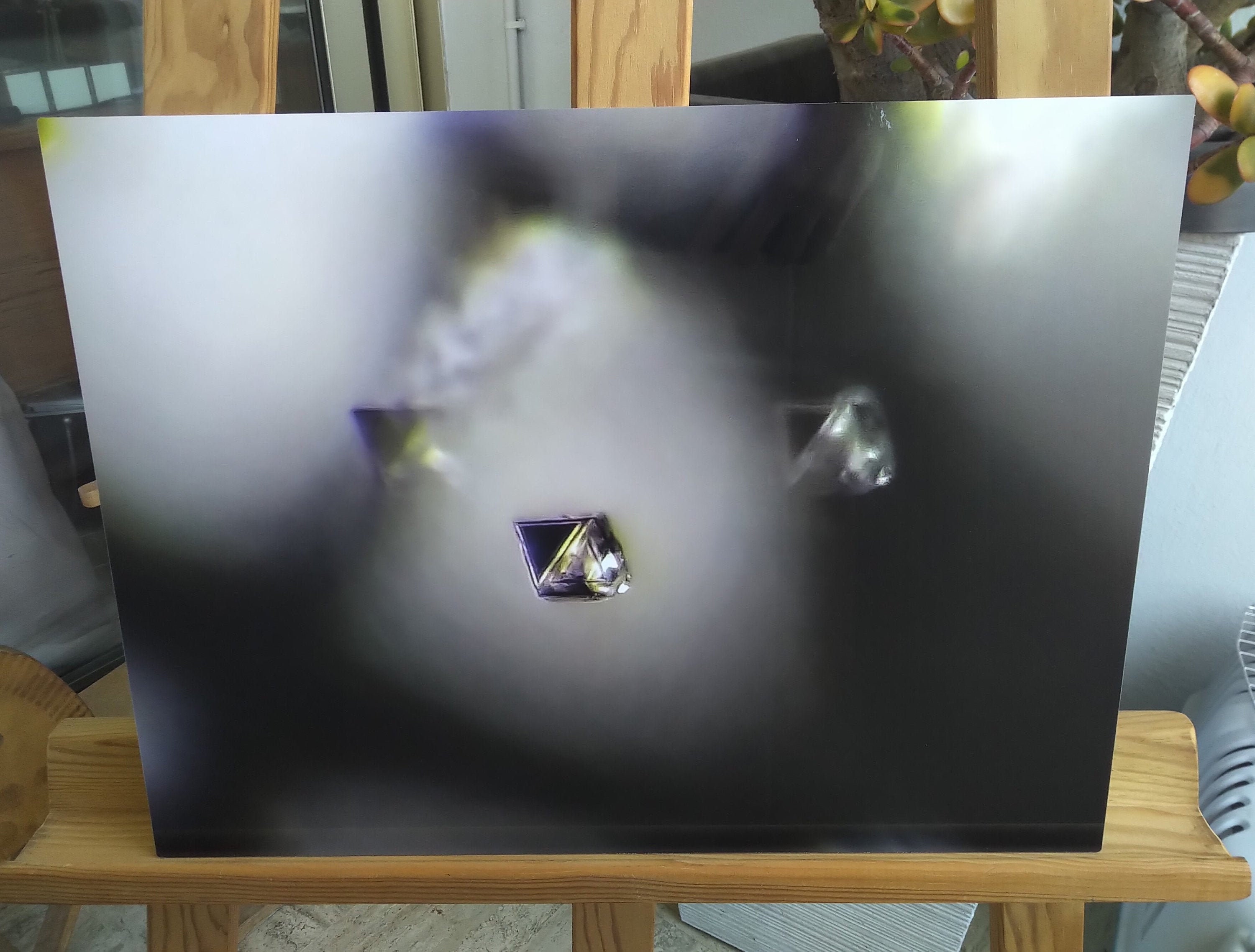 Gravité ~ Spinelle ; Photomicrographie sur Aluminium