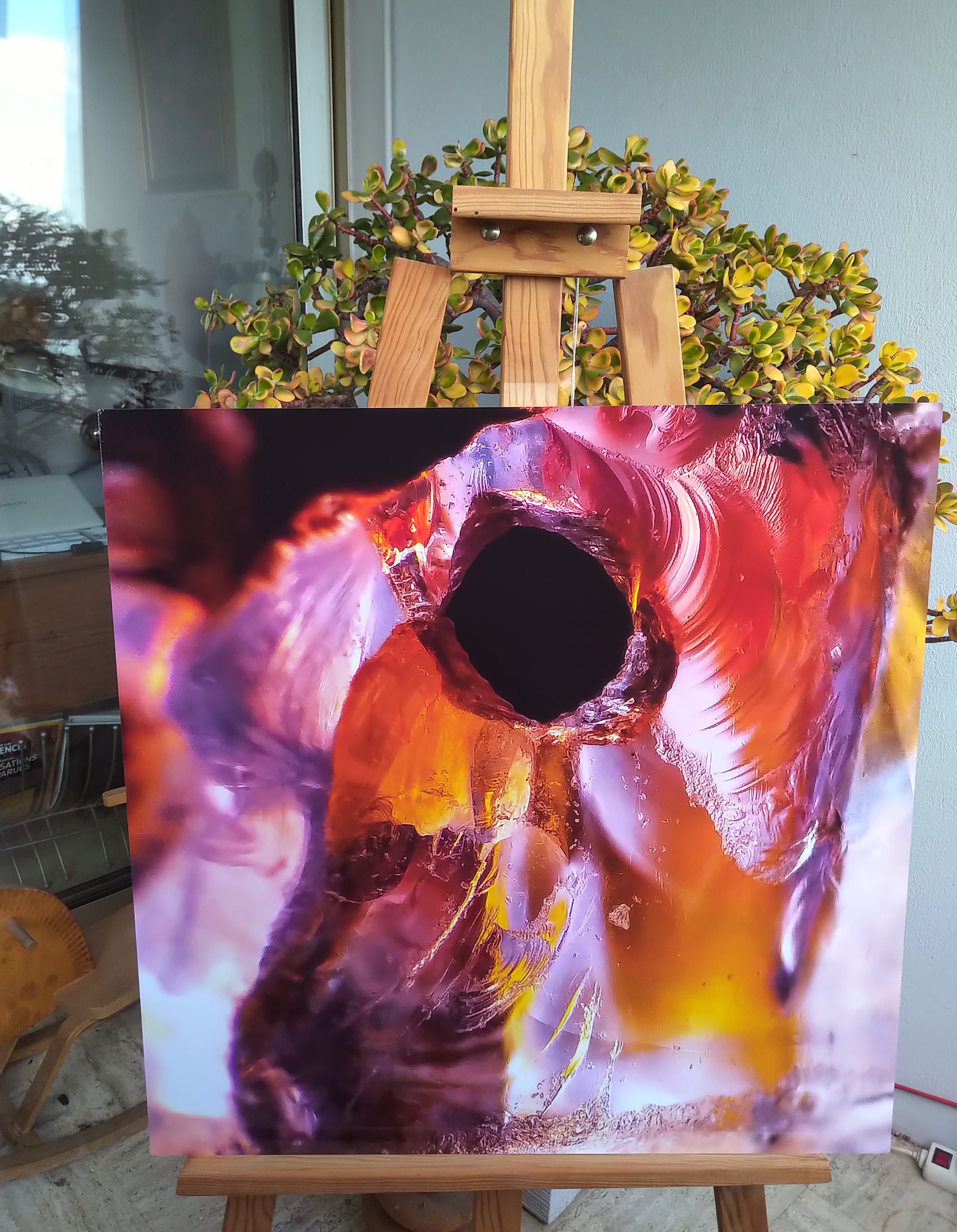 Éclipse ~ Saphir Brut ; Photomicrographie sur Aluminium