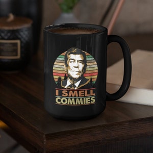 Jag luktar kommunister Ronald Reagan 450 ml stor svart kaffemugg bild 1