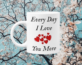 Cada día te amo más Día de San Valentín 11 oz. Taza de café blanco Regalo parejas