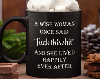 Taza de café divertida: Cita de una mujer sabia, 15 oz, negra