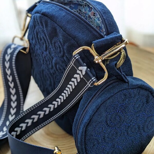 Ensemble petit sac rond et son porte monnaie clipsable en jean et Quilting avec grande sangle intérieur liberty