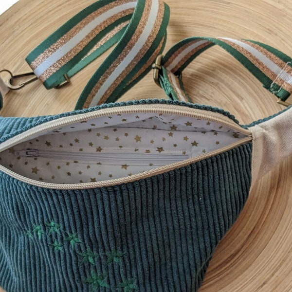 Sac banane bandoulière en velours vert sapin et coton étoiles Grosse sangle en vinyl et broderie étoiles