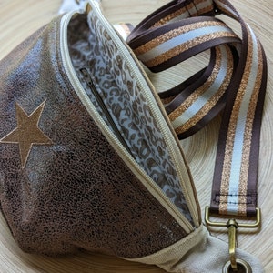 Shoulder fanny pack in imitation leather and embroidered caramel suede with large strap