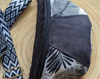 Crossbody heuptasje van zwart suède en zwart-wit jacquard met grote bijpassende riem