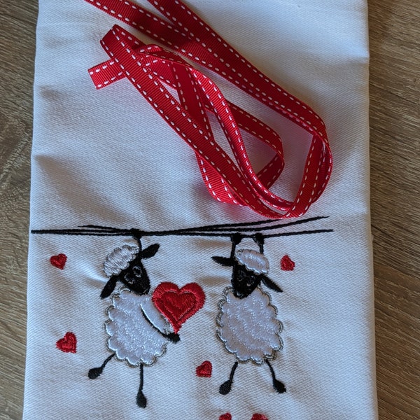 Sac pochon brodé "Petits moutons amoureux" personnalisable 30 x 40cm