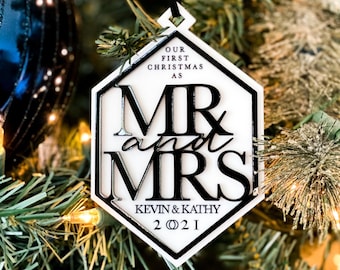 Adorno acrílico personalizado moderno para Sr. y Sra. / Adorno para la primera Navidad de casados / Adorno para recién casados / Regalo de boda / Regalo de novia
