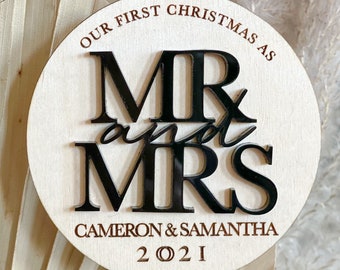Adorno moderno personalizado de madera y acrílico para Sr. y Sra. / Adorno para la primera Navidad de casados / Adorno para recién casados / Regalo de boda / Regalo de novia