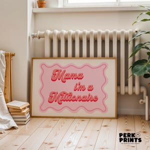 Op de afbeelding: Roze en rode retro-print met de tekst "Mama I'm a Millionaire" in een golvend roze frame.