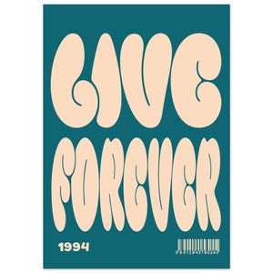 Peut inclure: Affiche turquoise avec les mots "LIVE FOREVER" en grandes lettres bulle de couleur pêche clair. L'année "1994" est en bas à gauche et un code-barres en bas à droite.