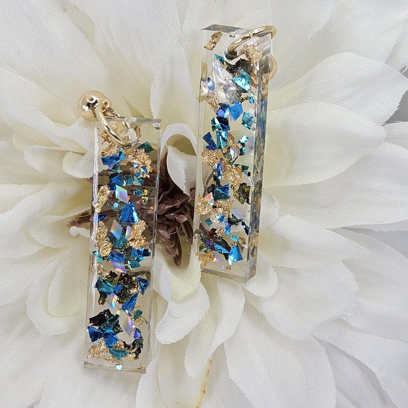 Gold Flake Resin Earrings: Teal Blue Iridescent Lightweight Dangles bild 3