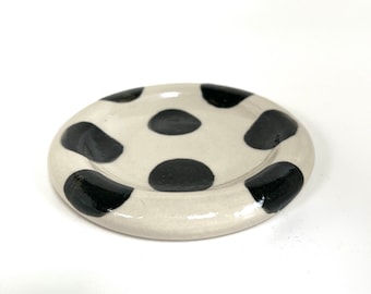 Kleiner Keramikteller, Keramikteller mit schwarzen Punkten, handgetöpferter Keramikteller, Keramikteller