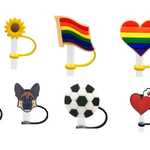 Op de afbeelding: Set van 8 kleurrijke siliconen rietjestoppers met verschillende ontwerpen, waaronder een regenboogvlag, een voetbal, een hart met een verpleegstersmuts, een zonnebloem, een koala, een Franse bulldog, een Duitse herder en een regenboog hart.