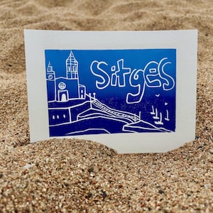 Impression linogravure de Sitges – Art mural ou carte postale imprimé à la main | Cadeau de voyage côtier | Impression d'Espagne bleue pour la décoration intérieure — Souvenir d'Espagne