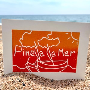Linogravure Pineda de Mar – Art mural ou carte postale imprimé à la main | Cadeau de voyage côtier | Imprimé Espagne orange pour la décoration intérieure