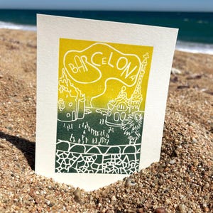 Impression linogravure de Barcelone – Art mural ou carte postale imprimé à la main | Cadeau de voyage côtier | Imprimé Espagne vert pour décoration d'intérieur